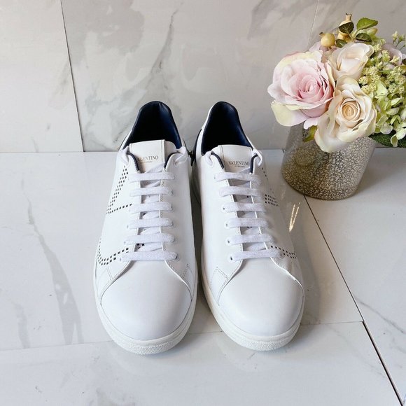 Valentino Garavani Perforated V Logo RockStud Lace - Picture 6 of 12